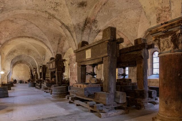 Ulrich Maier-Harth – Kloster Eberbach Laienrefektorium mit historischen Keltern 3