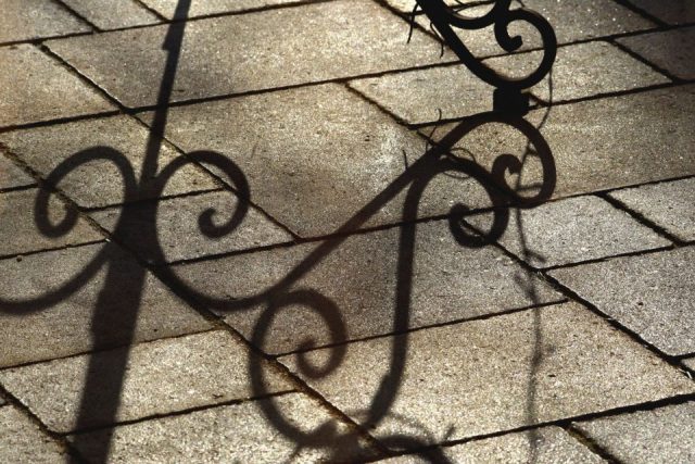 Rudi Rogalla – unterm Tisch