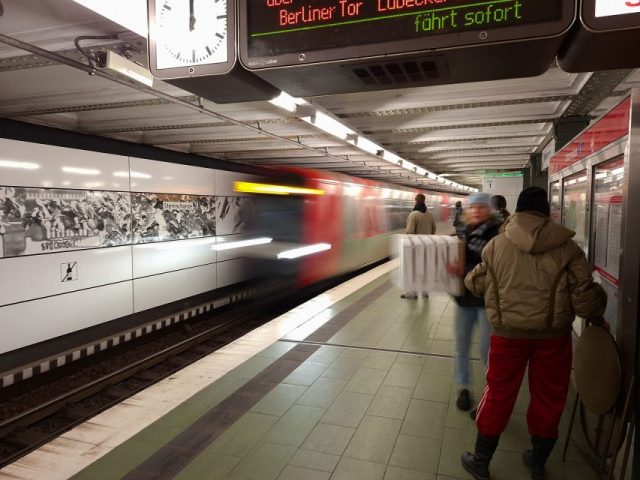 Christof Kühn: Einfahrende S-Bahn