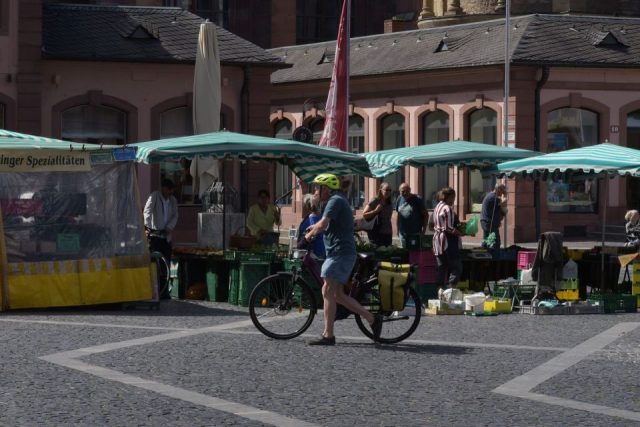 Rudi Rogalla: Auf dem Markt